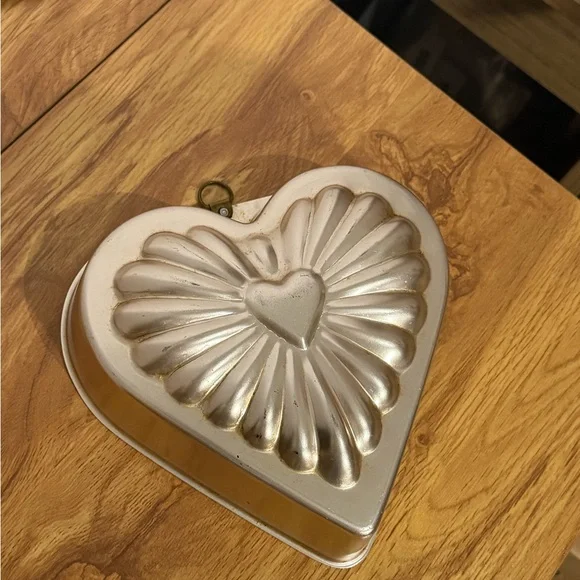 Heart-Shaped Baking Mold Cake Tin Vintage - Picture 6 of 6